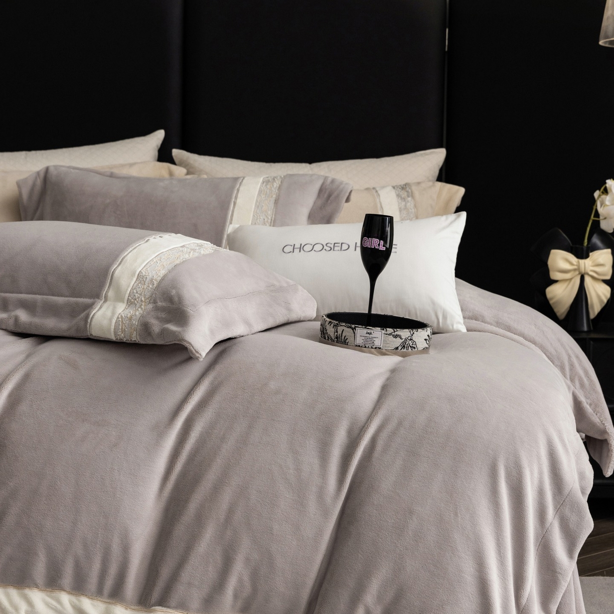 91家纺网 家纺一手货源 找家纺 初拾 2025新款230g牛奶绒“高级感“绣花四件套—曼岛邂逅 曼岛邂逅-气质灰