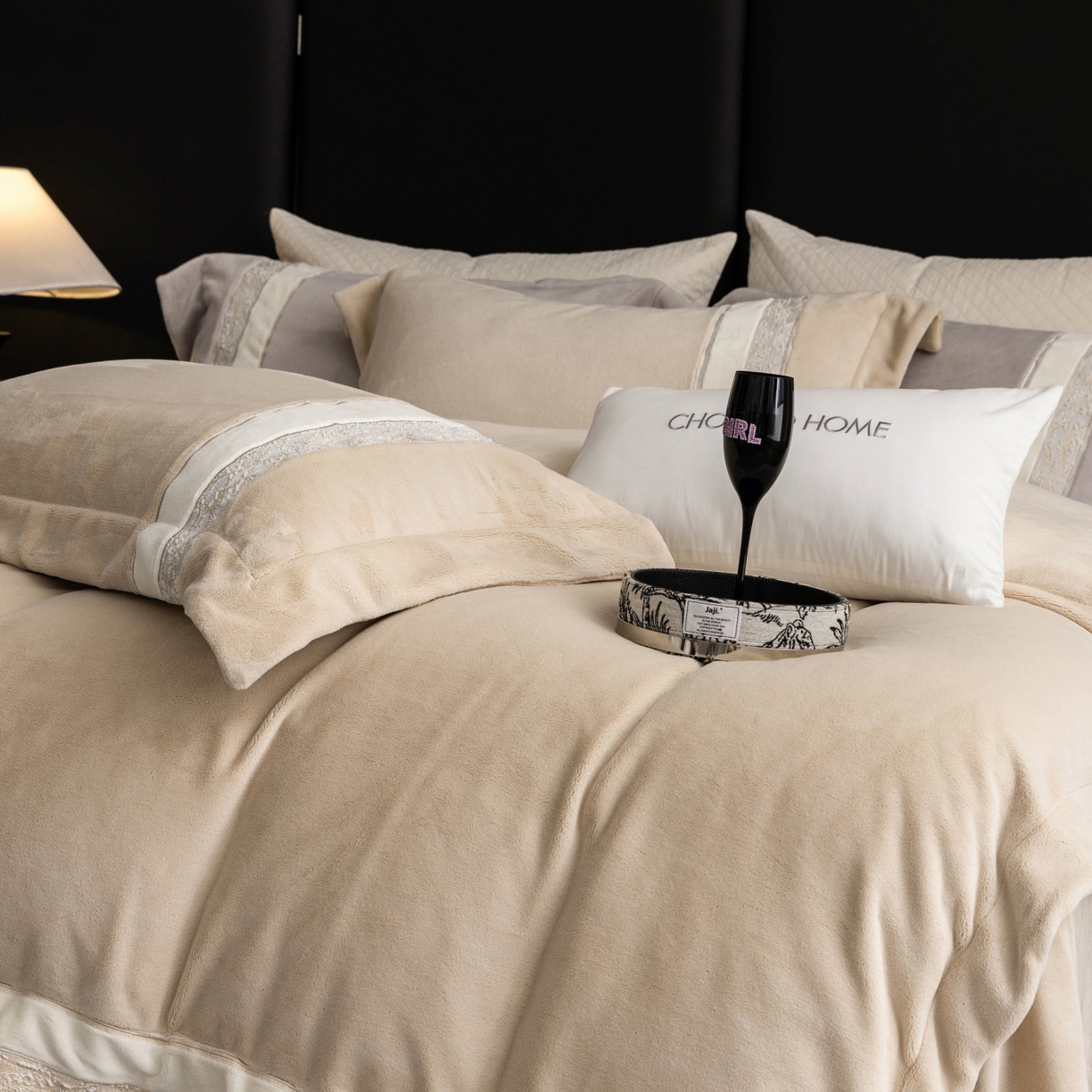 91家纺网 家纺一手货源 找家纺 初拾 2025新款230g牛奶绒“高级感“绣花四件套—曼岛邂逅 曼岛邂逅-香槟