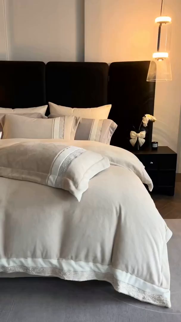 91家纺网 家纺一手货源 找家纺 初拾 2025新款230g牛奶绒“高级感“绣花四件套—曼岛邂逅 曼岛邂逅-香槟