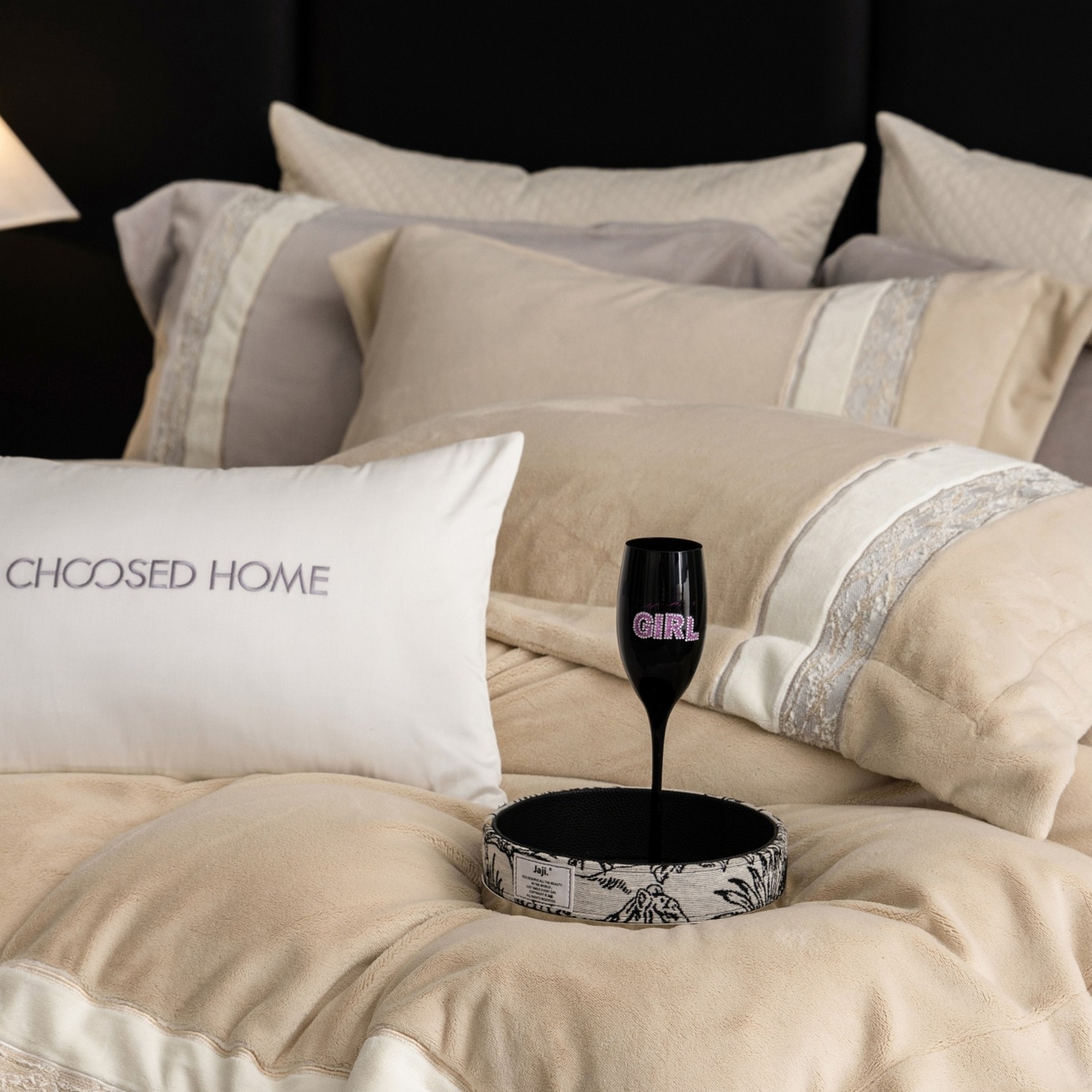 91家纺网 家纺一手货源 找家纺 初拾 2025新款230g牛奶绒“高级感“绣花四件套—曼岛邂逅 曼岛邂逅-香槟