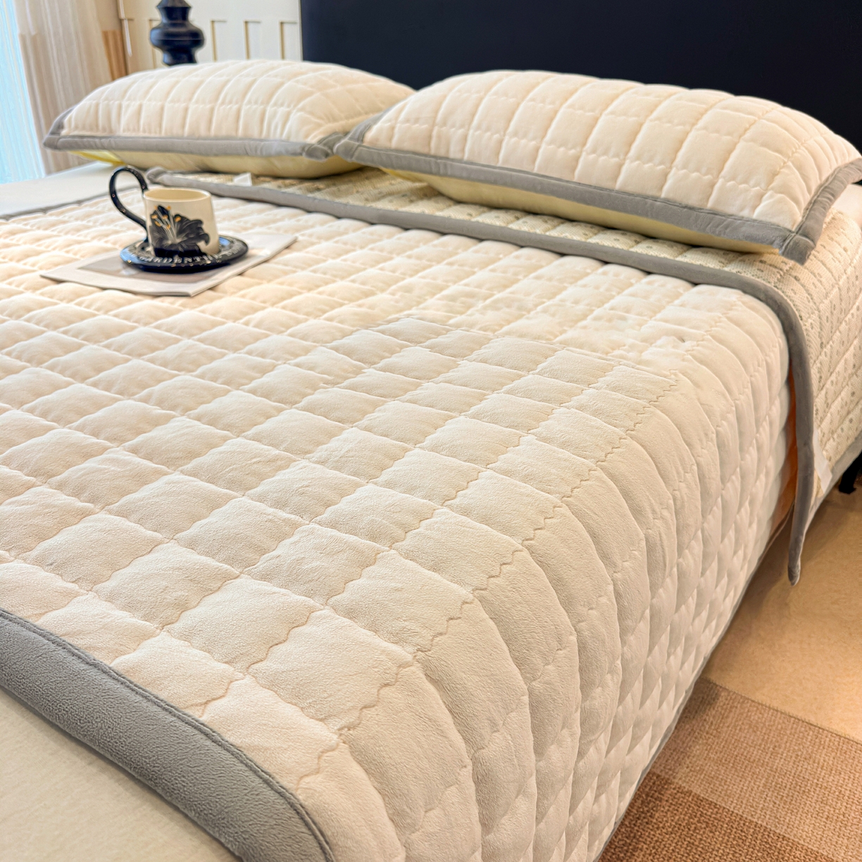 91家纺网 家纺一手货源 找家纺 颜选 2025新款高克重牛奶绒纯色床垫系列 米白