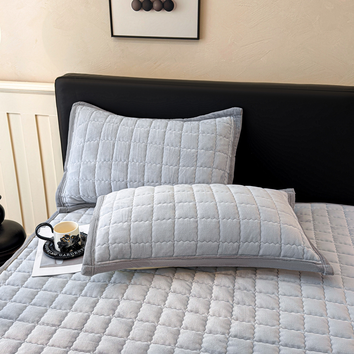 91家纺网 家纺一手货源 找家纺 颜选 2025新款高克重牛奶绒纯色床垫系列 蓝灰