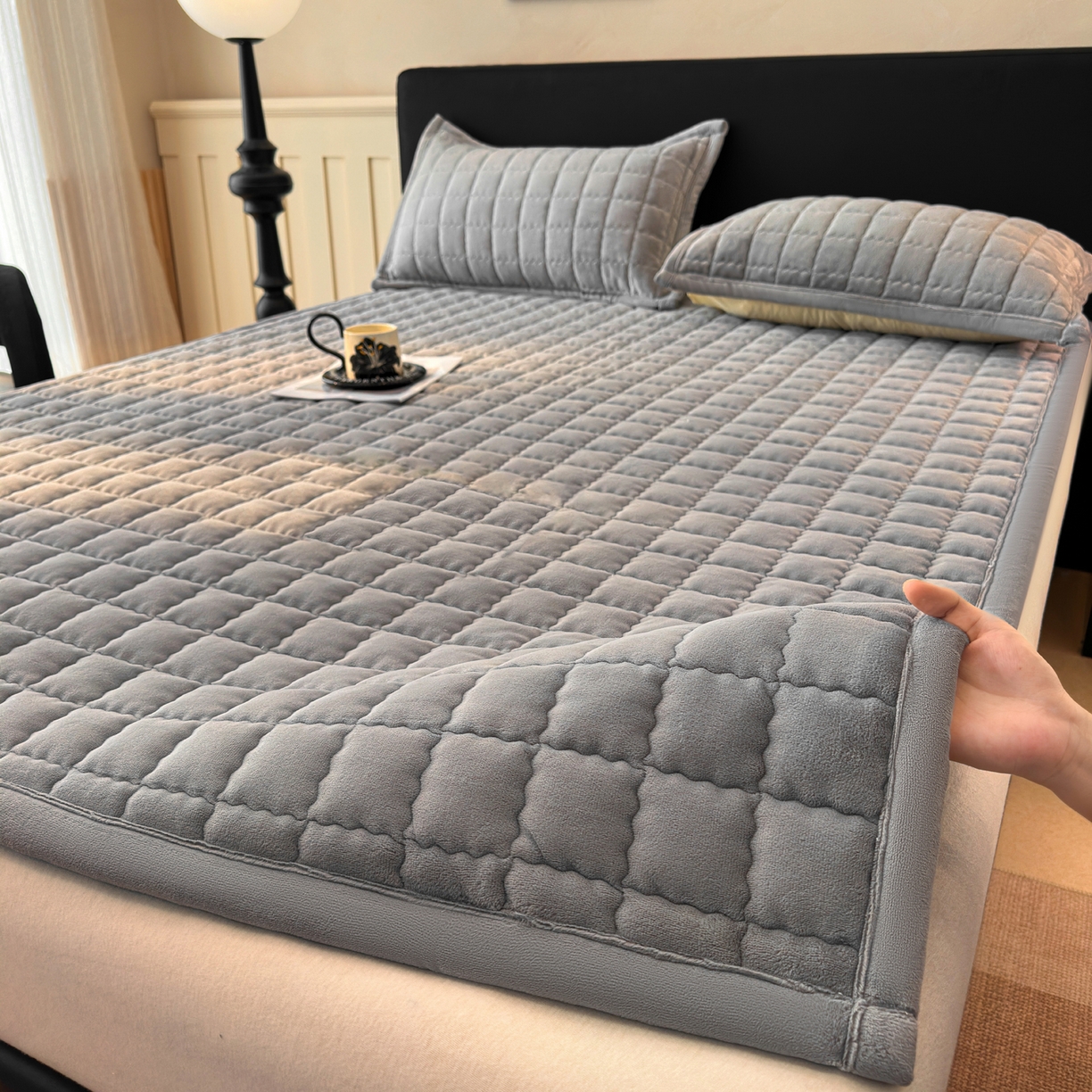 91家纺网 家纺一手货源 找家纺 颜选 2025新款高克重牛奶绒纯色床垫系列 深灰