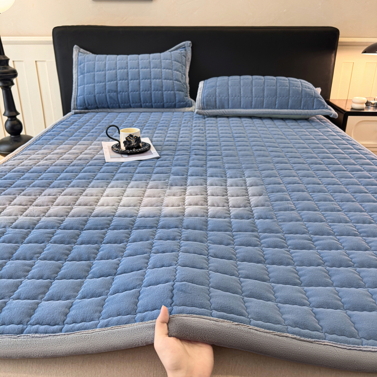 91家纺网 家纺一手货源 找家纺 颜选 2025新款高克重牛奶绒纯色床垫系列 宾利蓝