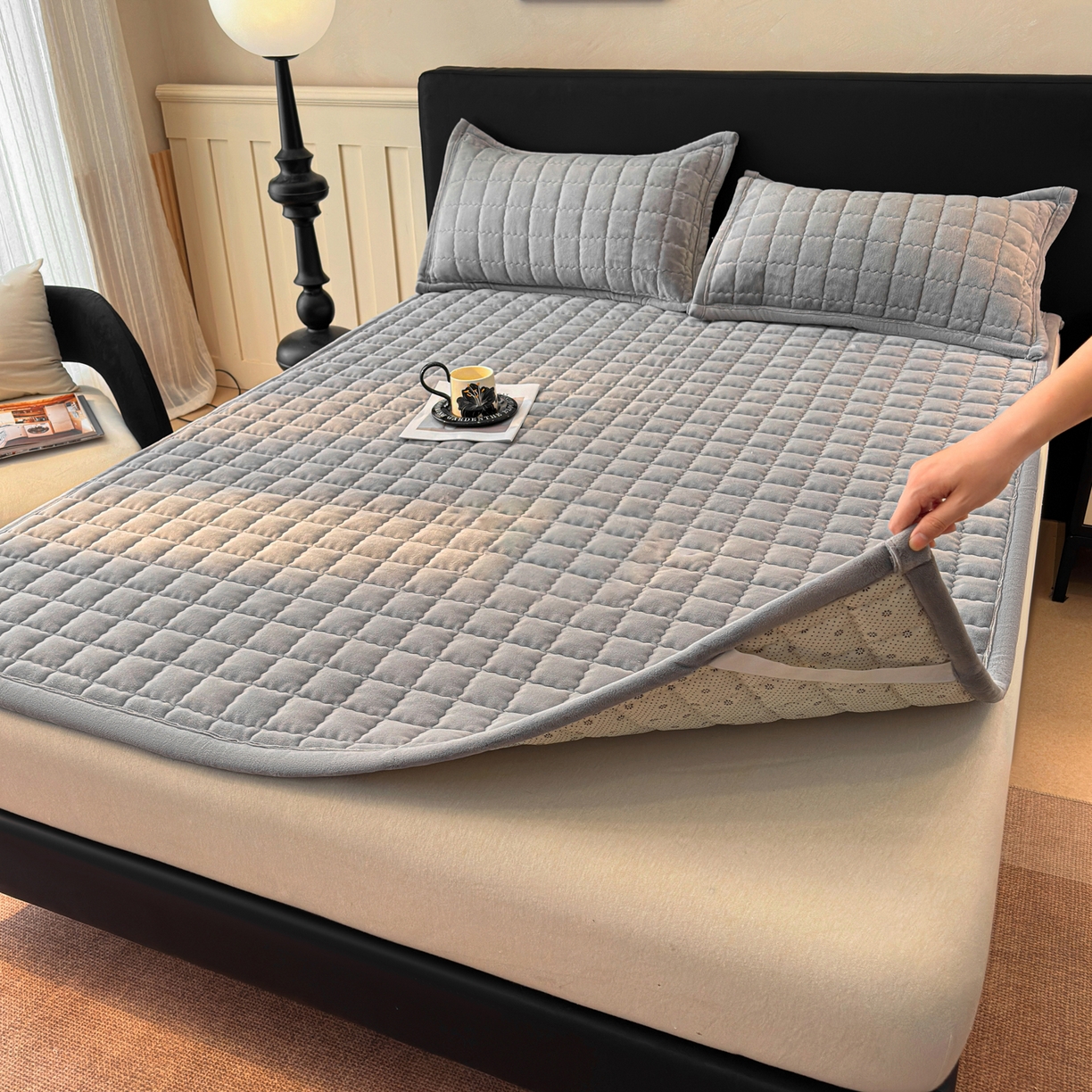 91家纺网 家纺一手货源 找家纺 颜选 2025新款高克重牛奶绒纯色床垫系列 深灰