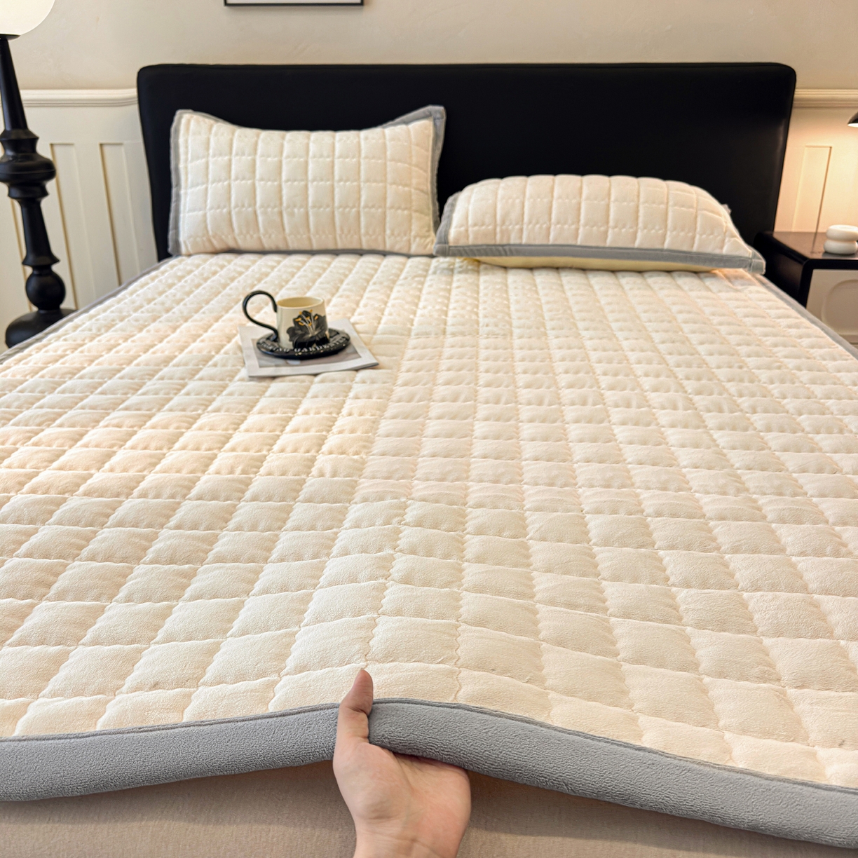 91家纺网 家纺一手货源 找家纺 颜选 2025新款高克重牛奶绒纯色床垫系列 米白