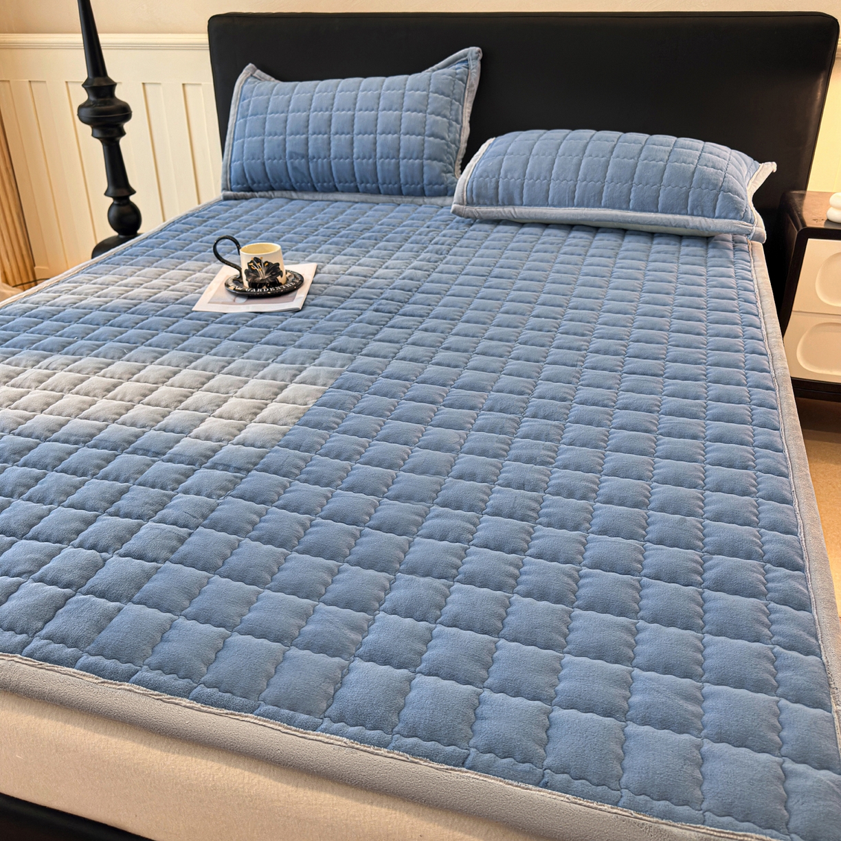 91家纺网 家纺一手货源 找家纺 颜选 2025新款高克重牛奶绒纯色床垫系列 宾利蓝