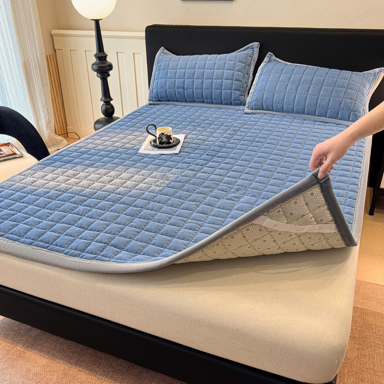 91家纺网 家纺一手货源 找家纺 颜选 2025新款高克重牛奶绒纯色床垫系列 宾利蓝