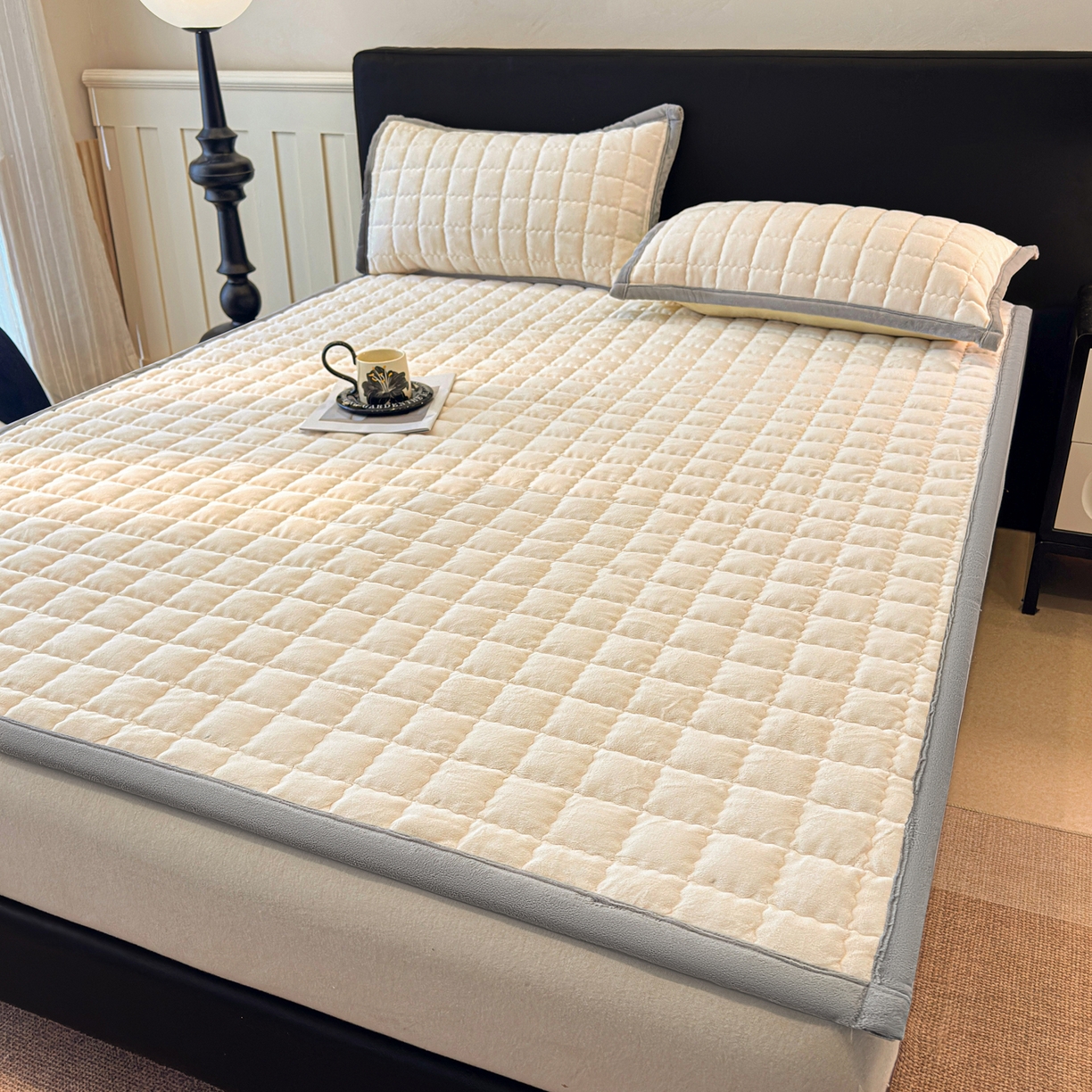 91家纺网 家纺一手货源 找家纺 颜选 2025新款高克重牛奶绒纯色床垫系列 米白