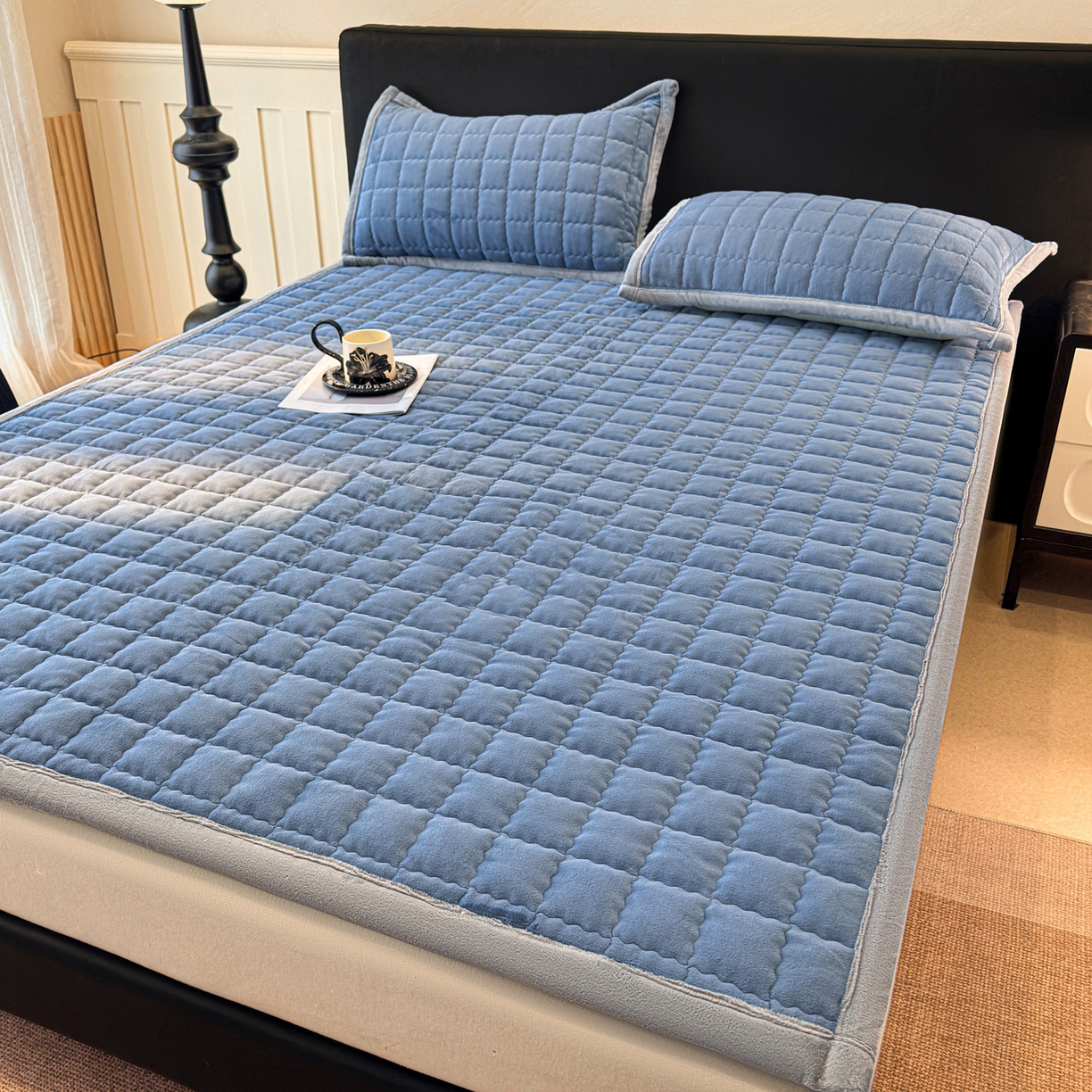 91家纺网 家纺一手货源 找家纺 颜选 2025新款高克重牛奶绒纯色床垫系列 宾利蓝