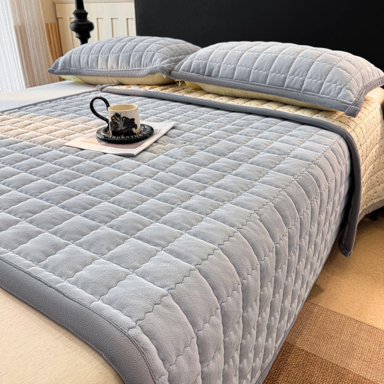 91家纺网 家纺一手货源 找家纺 颜选 2025新款高克重牛奶绒纯色床垫系列 蓝灰