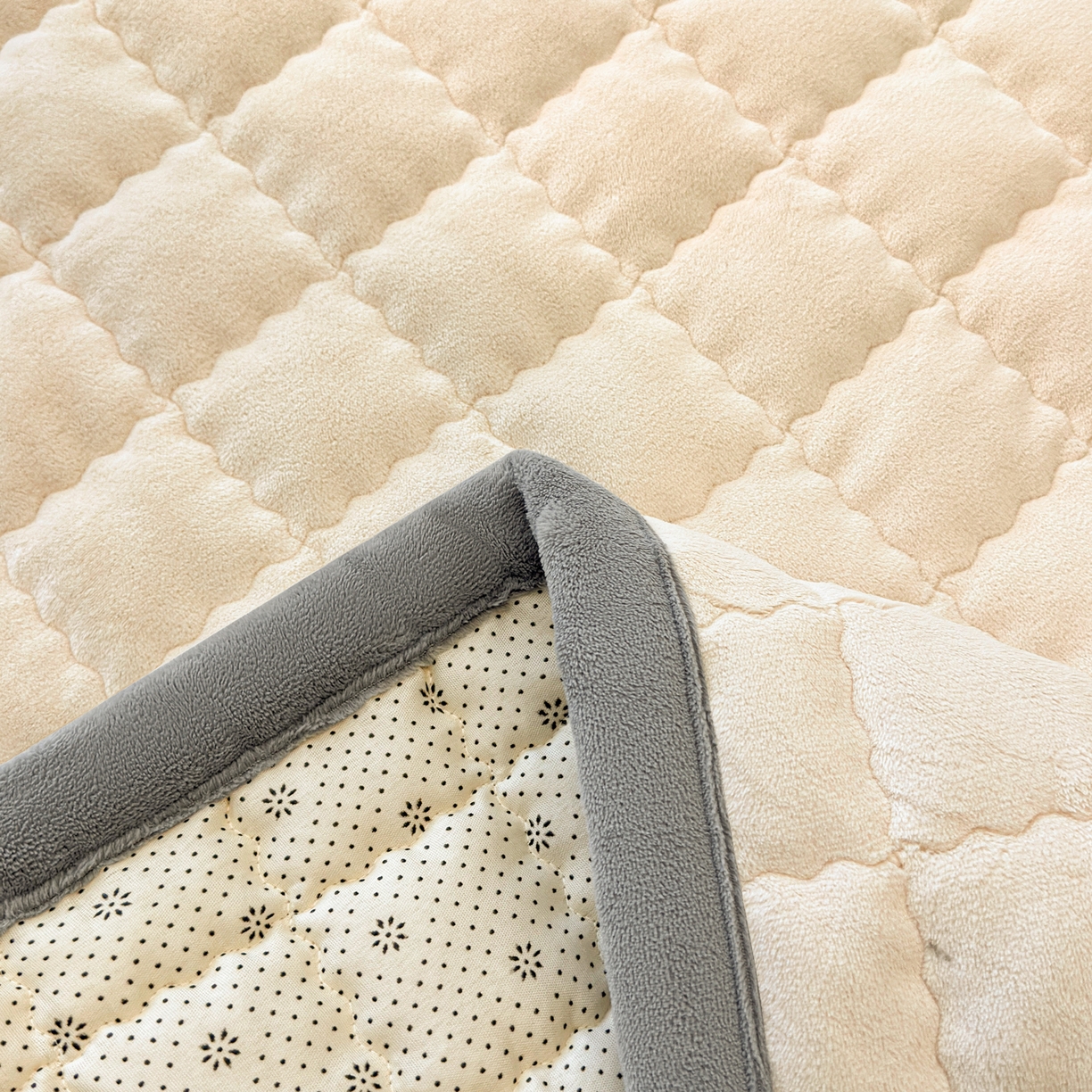 91家纺网 家纺一手货源 找家纺 颜选 2025新款高克重牛奶绒纯色床垫系列 米白