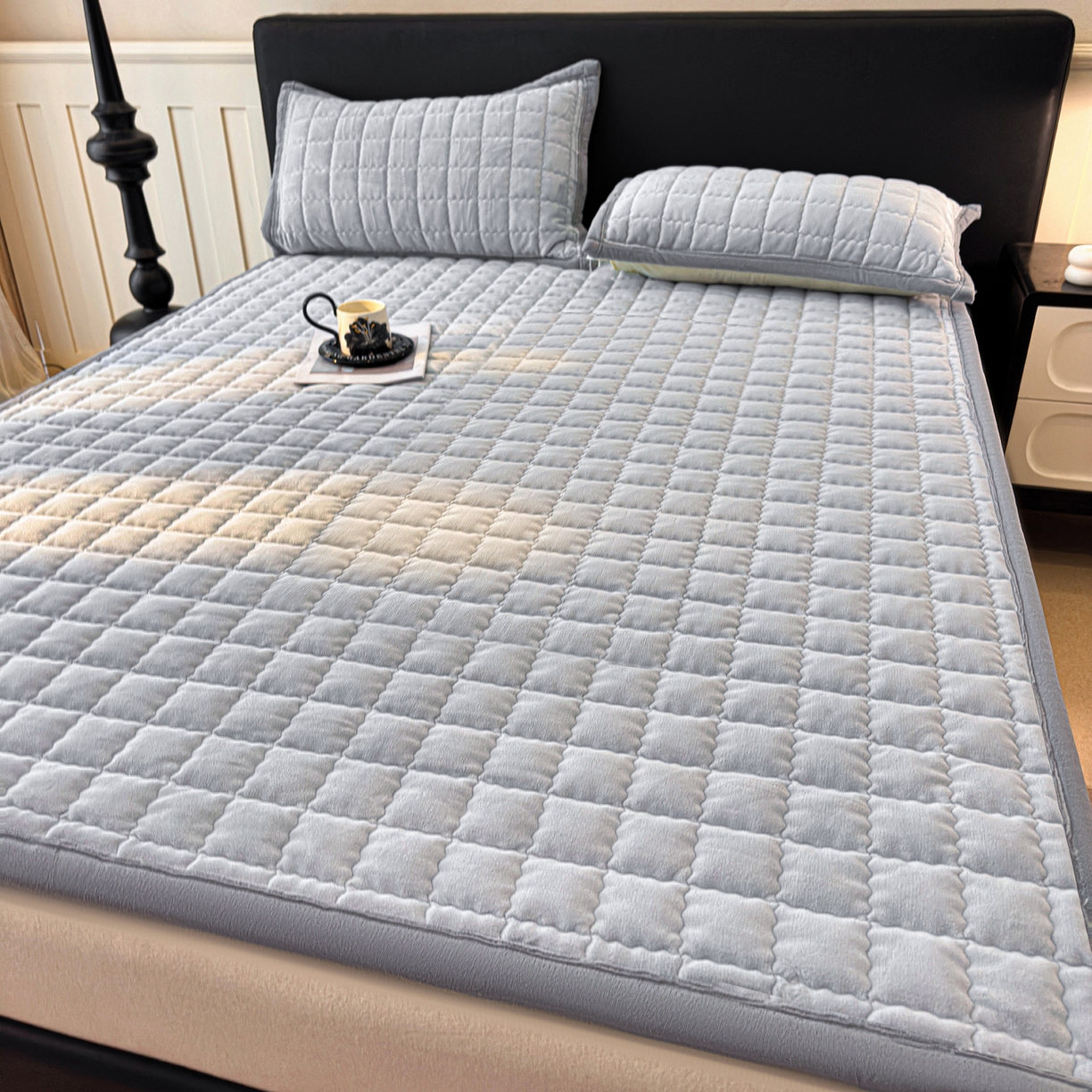 91家纺网 家纺一手货源 找家纺 颜选 2025新款高克重牛奶绒纯色床垫系列 蓝灰