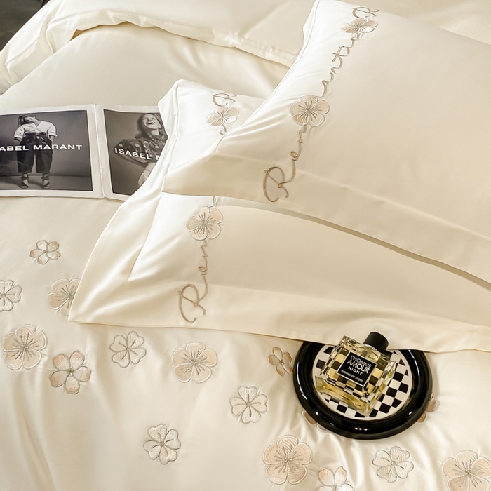 91家纺网 家纺一手货源 找家纺 置顶家纺 2025新款13372全棉刺绣四件套-桃花朵朵开 桃花朵朵开-奶昔白