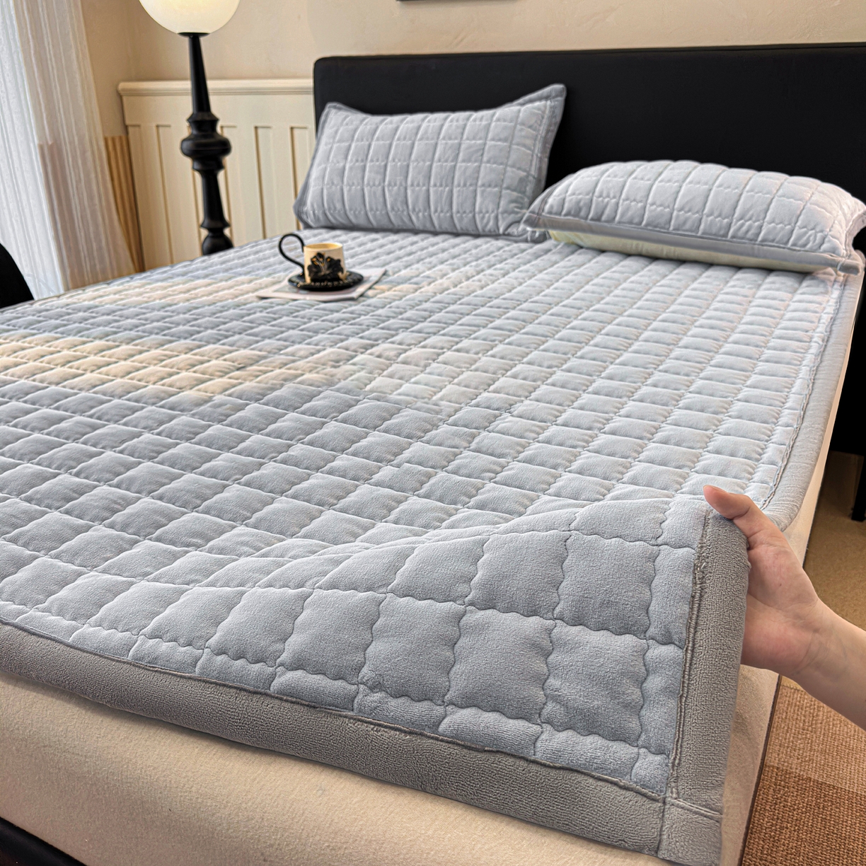 91家纺网 家纺一手货源 找家纺 颜选 2025新款高克重牛奶绒纯色床垫系列 蓝灰