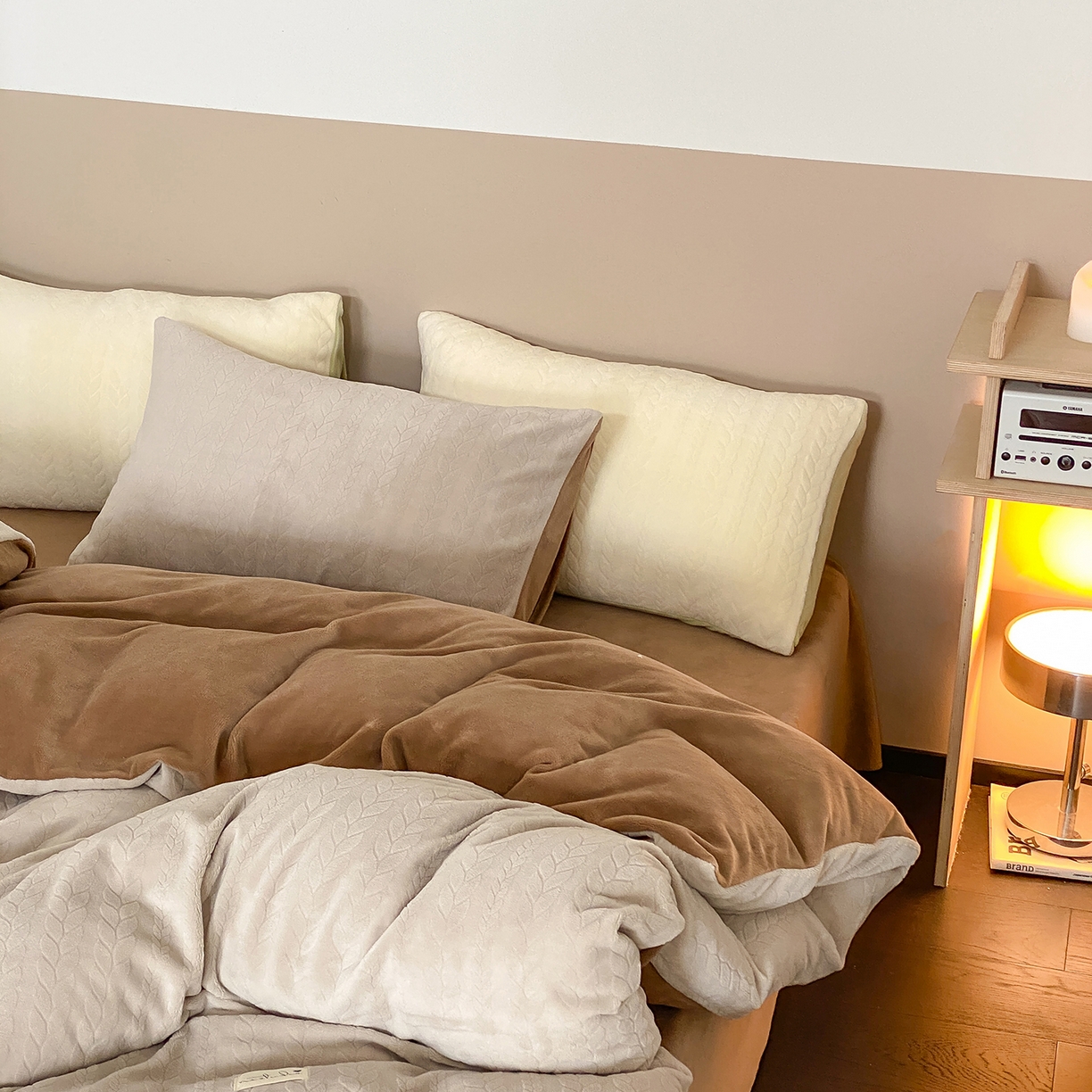 91家纺网 家纺一手货源 找家纺 玉宇阁家居 2025新款230g高克重牛奶绒立体提花雕花四件套-日暮Lorena（168/228/248/248/248/268（券后控价） 床笠款套件可定制（适用于 10-22cm 高床垫）） 日暮