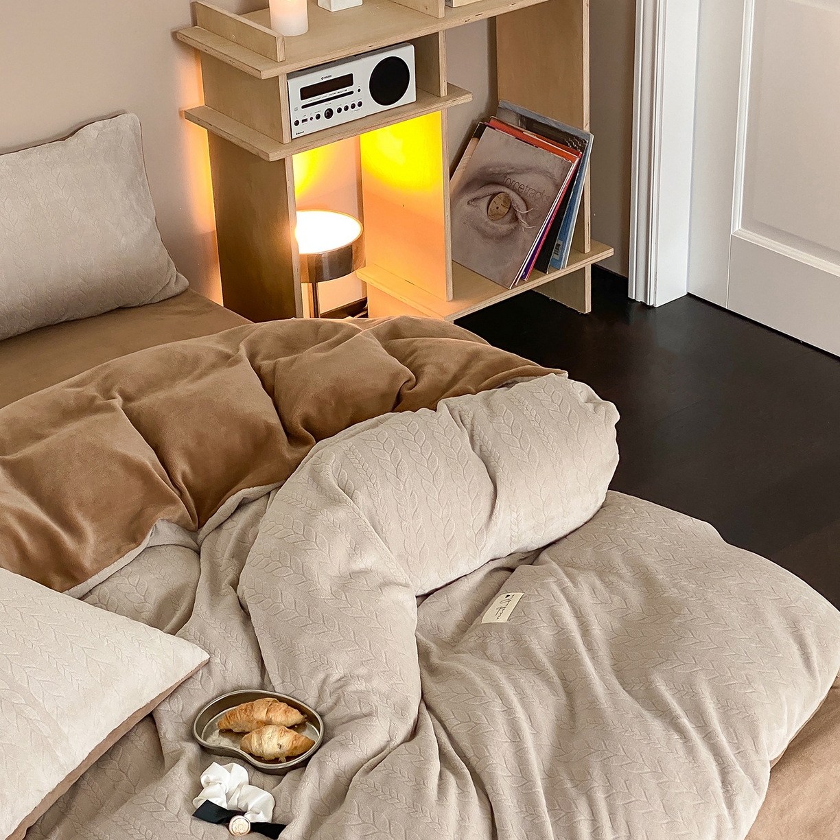 91家纺网 家纺一手货源 找家纺 玉宇阁家居 2025新款230g高克重牛奶绒立体提花雕花四件套-日暮Lorena（168/228/248/248/248/268（券后控价） 床笠款套件可定制（适用于 10-22cm 高床垫）） 日暮