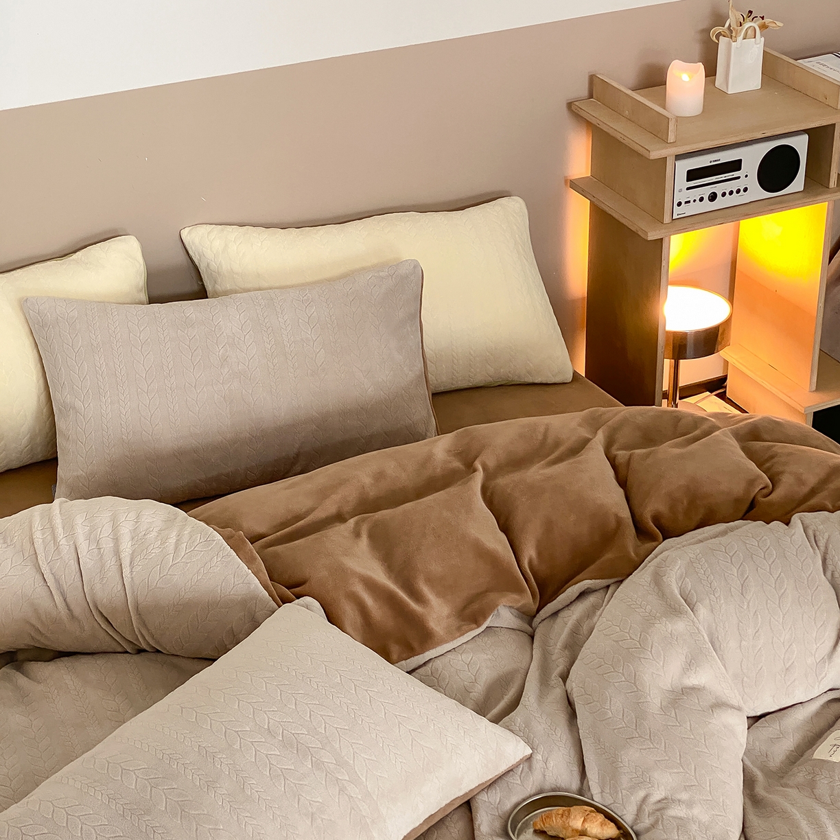 91家纺网 家纺一手货源 找家纺 玉宇阁家居 2025新款230g高克重牛奶绒立体提花雕花四件套-日暮Lorena（168/228/248/248/248/268（券后控价） 床笠款套件可定制（适用于 10-22cm 高床垫）） 日暮