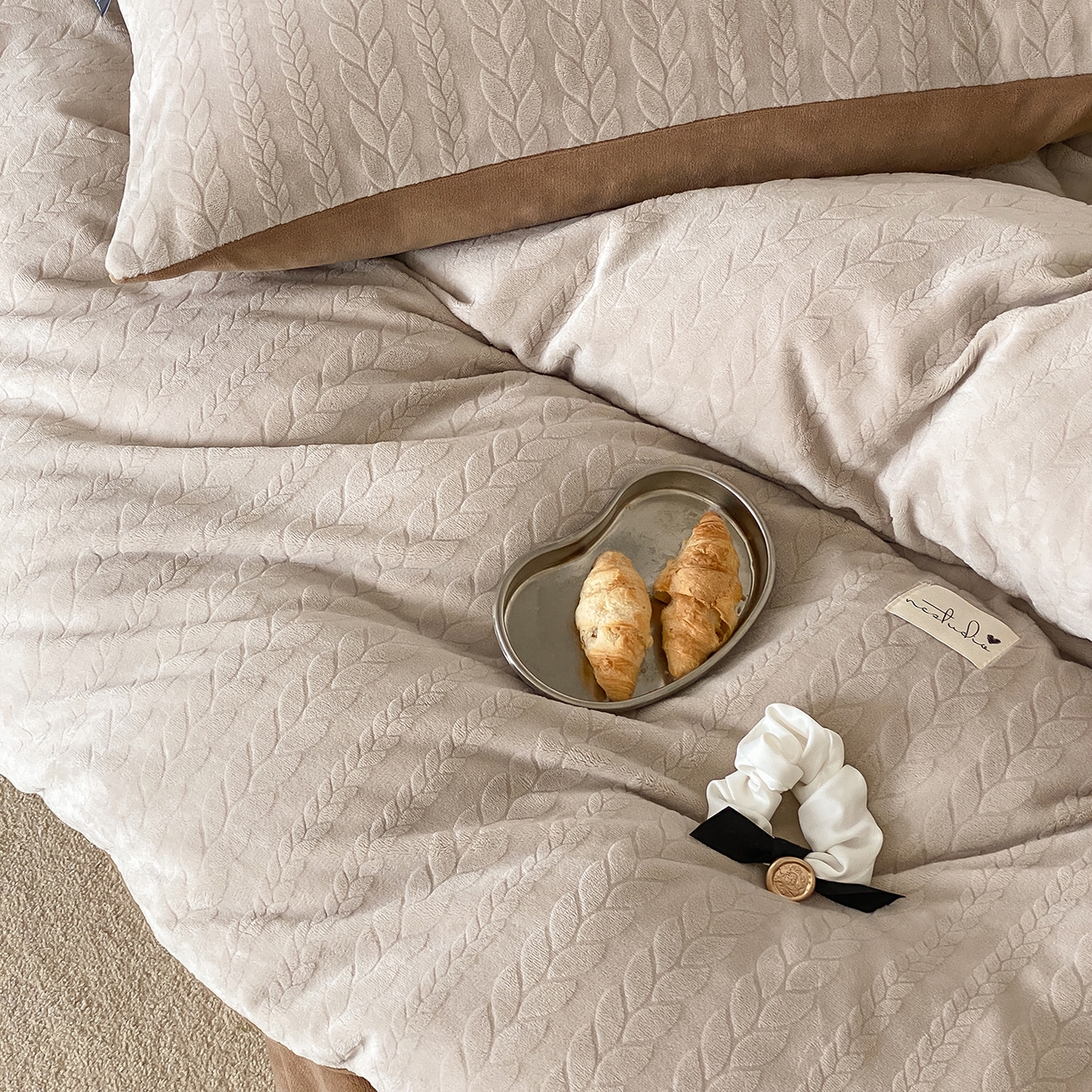 91家纺网 家纺一手货源 找家纺 玉宇阁家居 2025新款230g高克重牛奶绒立体提花雕花四件套-日暮Lorena（168/228/248/248/248/268（券后控价） 床笠款套件可定制（适用于 10-22cm 高床垫）） 日暮