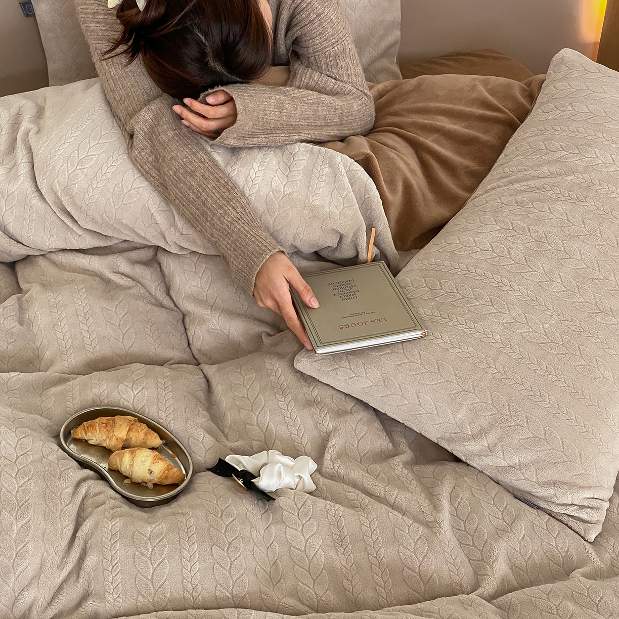 91家纺网 家纺一手货源 找家纺 玉宇阁家居 2025新款230g高克重牛奶绒立体提花雕花四件套-日暮Lorena（168/228/248/248/248/268（券后控价） 床笠款套件可定制（适用于 10-22cm 高床垫）） 日暮