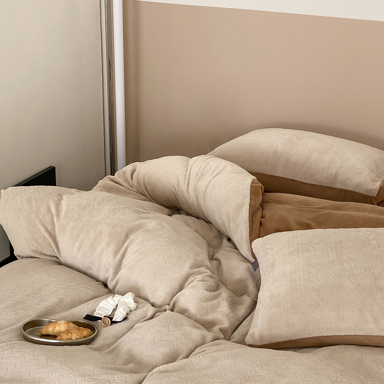 91家纺网 家纺一手货源 找家纺 玉宇阁家居 2025新款230g高克重牛奶绒立体提花雕花四件套-日暮Lorena（168/228/248/248/248/268（券后控价） 床笠款套件可定制（适用于 10-22cm 高床垫）） 日暮