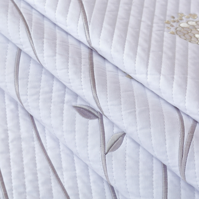 91家纺网 家纺一手货源 找家纺 OL家纺 2025新款全棉夹棉床盖三件套-玫瑰系列 铅白色