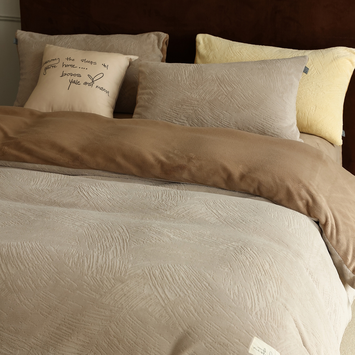 91家纺网 家纺一手货源 找家纺 玉宇阁家居 2025新款230g高克重牛奶绒立体提花雕花四件套-速写（168/228/248/248/248/268（券后控价） 床笠款套件可定制（适用于 10-22cm 高床垫）） 速写-奶茶+可可