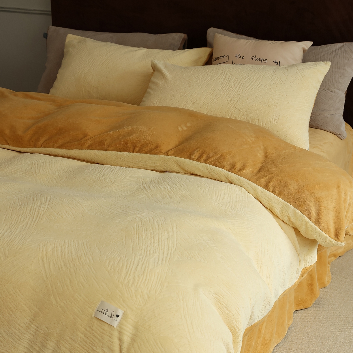 91家纺网 家纺一手货源 找家纺 玉宇阁家居 2025新款230g高克重牛奶绒立体提花雕花四件套-速写（168/228/248/248/248/268（券后控价） 床笠款套件可定制（适用于 10-22cm 高床垫）） 速写-芝士奶黄+