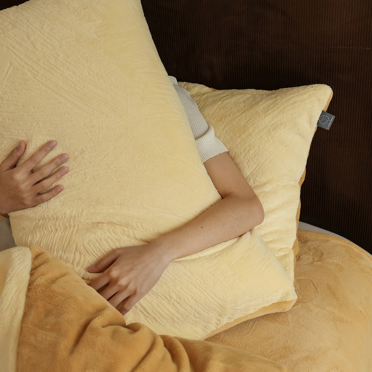 91家纺网 家纺一手货源 找家纺 玉宇阁家居 2025新款230g高克重牛奶绒立体提花雕花四件套-速写（168/228/248/248/248/268（券后控价） 床笠款套件可定制（适用于 10-22cm 高床垫）） 速写-芝士奶黄+