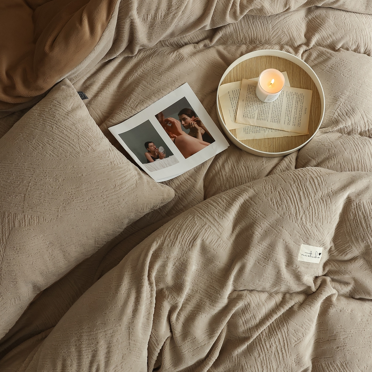 91家纺网 家纺一手货源 找家纺 玉宇阁家居 2025新款230g高克重牛奶绒立体提花雕花四件套-速写（168/228/248/248/248/268（券后控价） 床笠款套件可定制（适用于 10-22cm 高床垫）） 速写-奶茶+可可