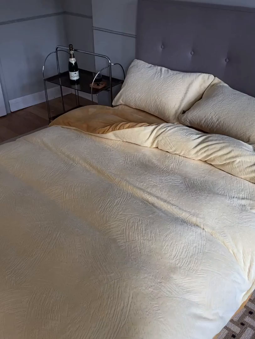 91家纺网 家纺一手货源 找家纺 玉宇阁家居 2025新款230g高克重牛奶绒立体提花雕花四件套-速写（168/228/248/248/248/268（券后控价） 床笠款套件可定制（适用于 10-22cm 高床垫）） 速写-芝士奶黄+