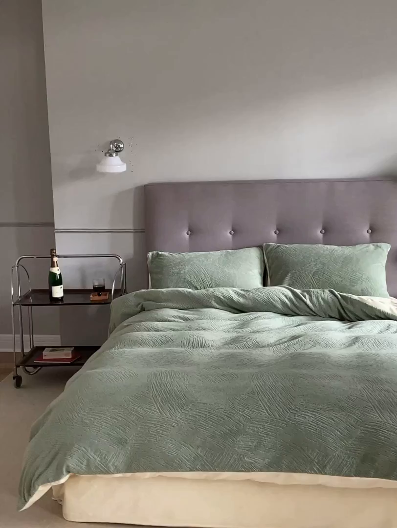 91家纺网 家纺一手货源 找家纺 玉宇阁家居 2025新款230g高克重牛奶绒立体提花雕花四件套-速写（168/228/248/248/248/268（券后控价） 床笠款套件可定制（适用于 10-22cm 高床垫）） 速写-豆蔻绿+杏