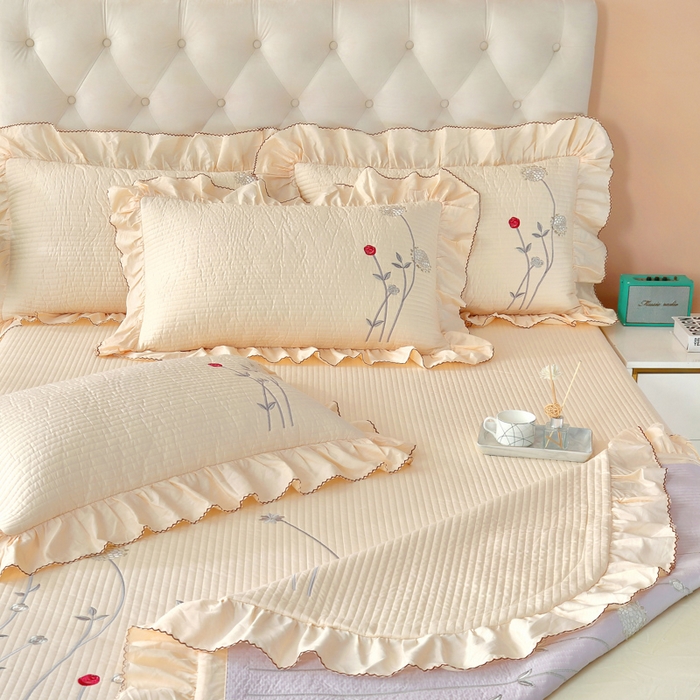 91家纺网 家纺一手货源 找家纺 OL家纺 2025新款全棉夹棉床盖三件套-玫瑰系列 杏仁黄
