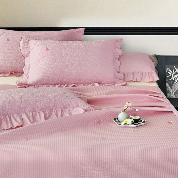 91家纺网 家纺一手货源 找家纺 OL家纺 2025新款全棉夹棉床盖三件套-芭比系列 桃夭粉