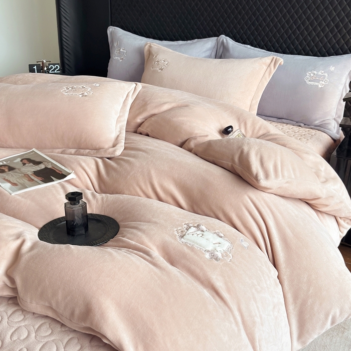 91家纺网 家纺一手货源 找家纺 （总）琉宿家纺 2025新款牛奶绒床盖款绣花四件套