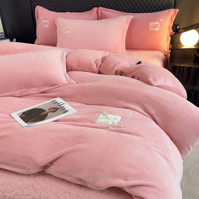 91家纺网 家纺一手货源 找家纺 （总）琉宿家纺 2025新款牛奶绒床盖款绣花四件套