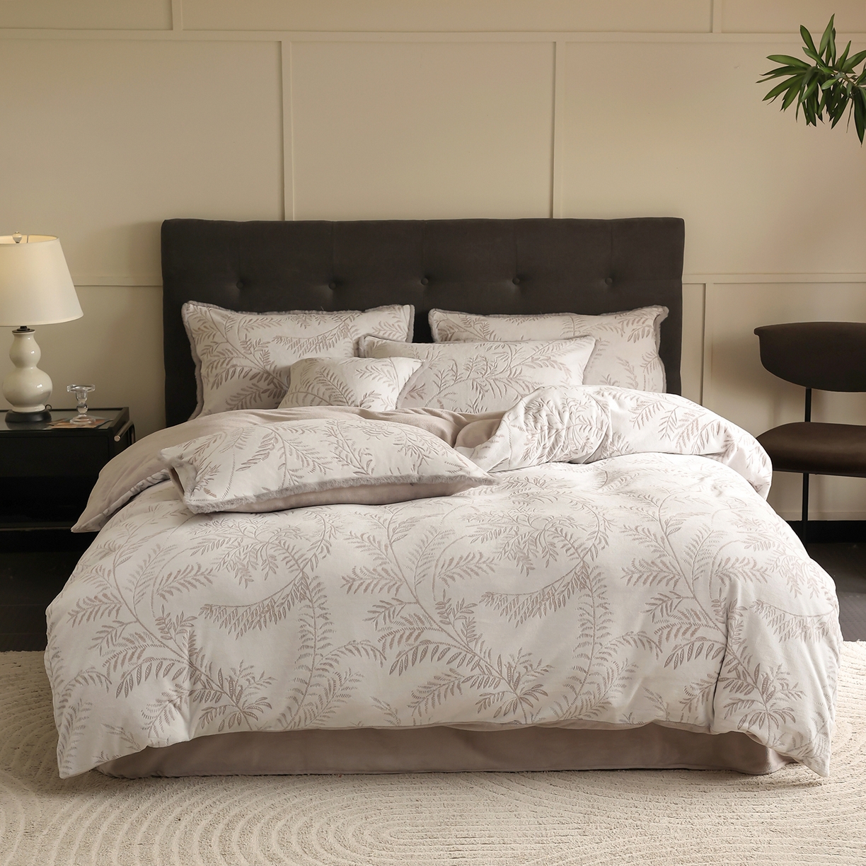 91家纺网 家纺一手货源 找家纺 （总）玉宇阁家居 2025新款230g高克重牛奶绒立体提花雕花四件套-雪松之境（178/248/268/268/268/288（券后控价） 床笠款套件可定制（适用于 10-22cm 高床垫））