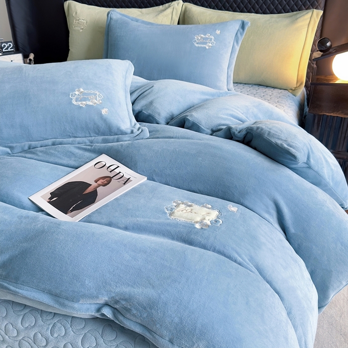 91家纺网 家纺一手货源 找家纺 （总）琉宿家纺 2025新款牛奶绒床盖款绣花四件套