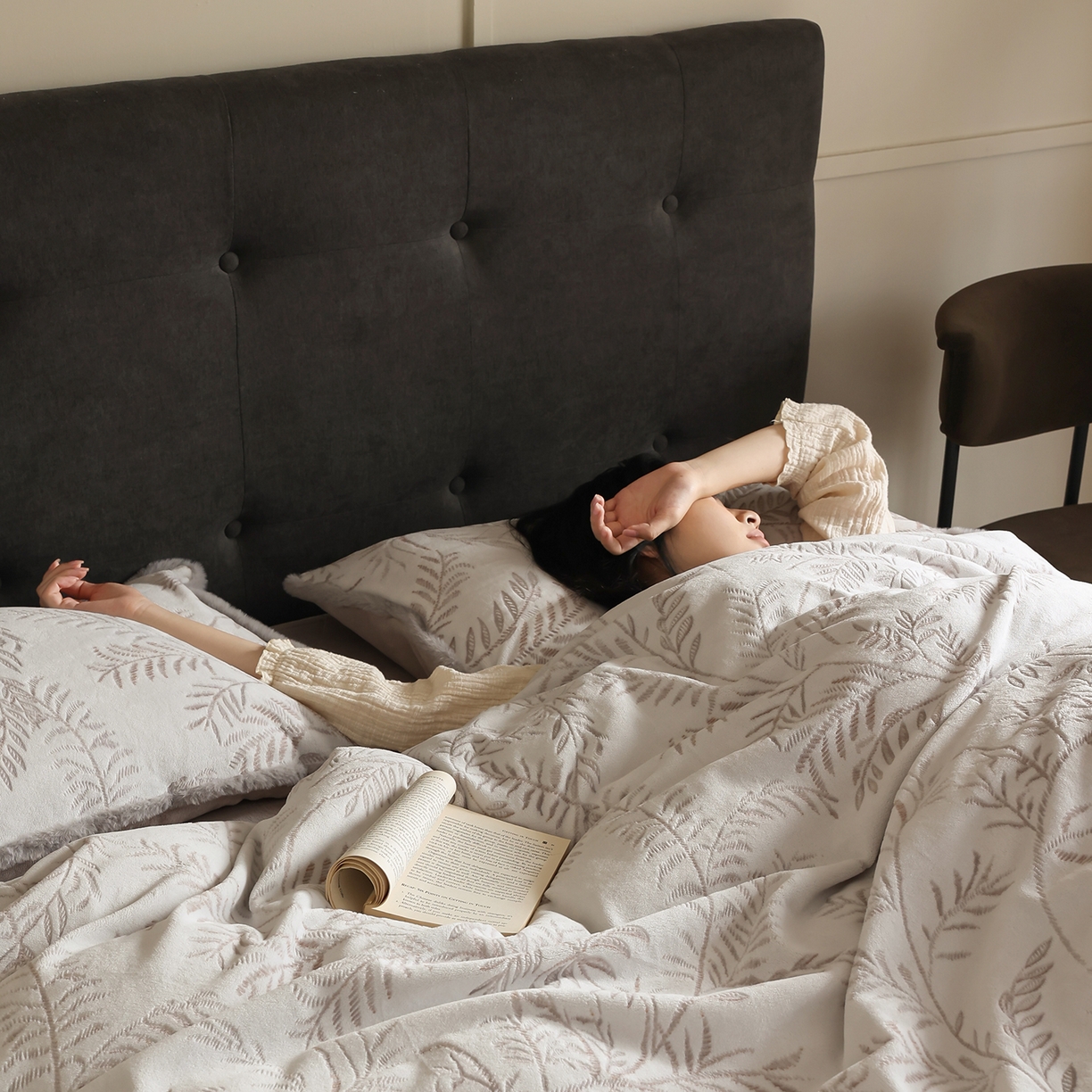 91家纺网 家纺一手货源 找家纺 玉宇阁家居 2025新款230g高克重牛奶绒立体提花雕花四件套-雪松之境（178/248/268/268/268/288（券后控价） 床笠款套件可定制（适用于 10-22cm 高床垫）） 雪松之境-可