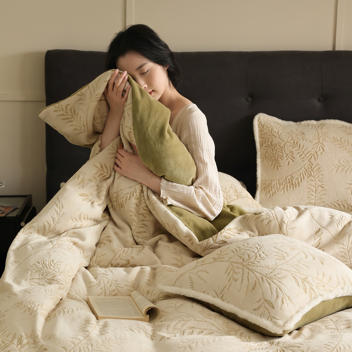 91家纺网 家纺一手货源 找家纺 玉宇阁家居 2025新款230g高克重牛奶绒立体提花雕花四件套-雪松之境（178/248/268/268/268/288（券后控价） 床笠款套件可定制（适用于 10-22cm 高床垫）） 雪松之境-松