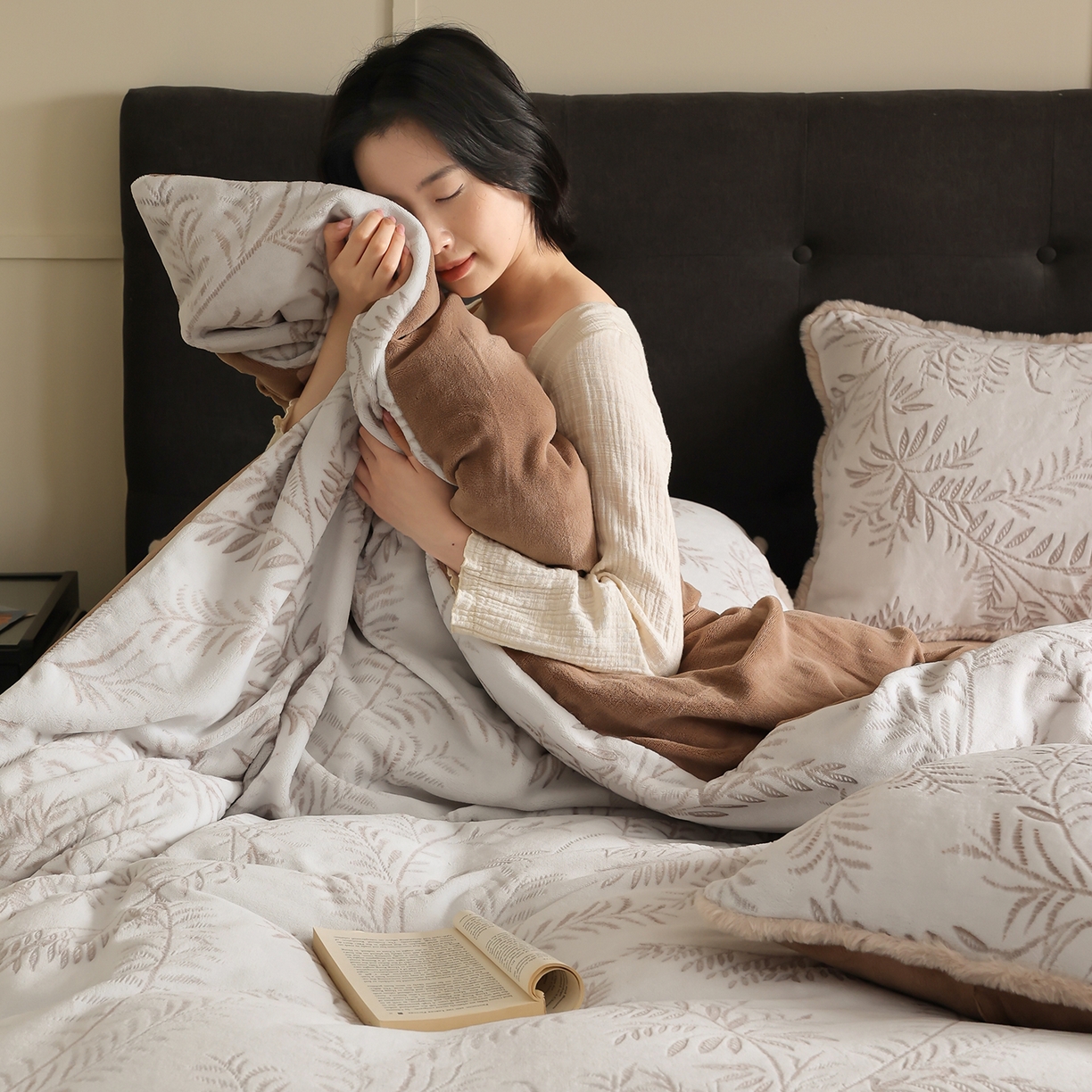 91家纺网 家纺一手货源 找家纺 玉宇阁家居 2025新款230g高克重牛奶绒立体提花雕花四件套-雪松之境（178/248/268/268/268/288（券后控价） 床笠款套件可定制（适用于 10-22cm 高床垫）） 雪松之境-美