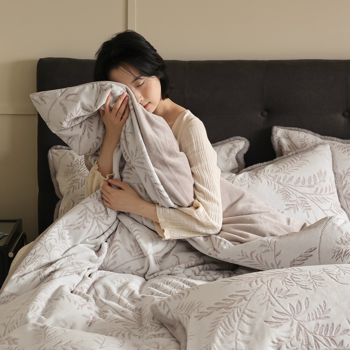 91家纺网 家纺一手货源 找家纺 玉宇阁家居 2025新款230g高克重牛奶绒立体提花雕花四件套-雪松之境（178/248/268/268/268/288（券后控价） 床笠款套件可定制（适用于 10-22cm 高床垫）） 雪松之境-可