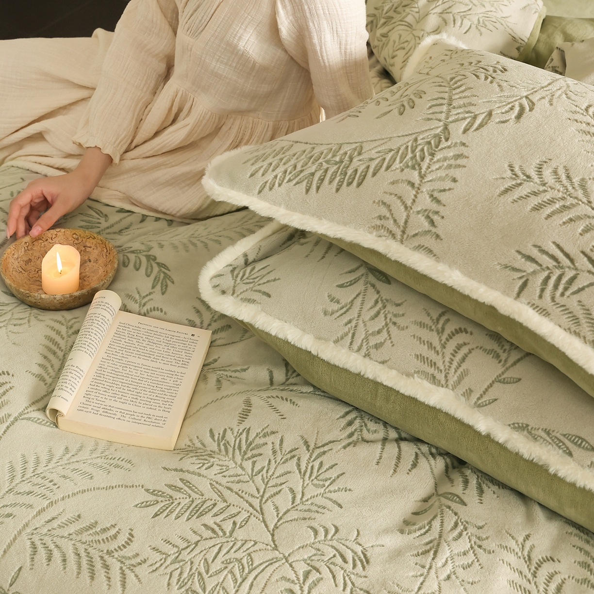 91家纺网 家纺一手货源 找家纺 玉宇阁家居 2025新款230g高克重牛奶绒立体提花雕花四件套-雪松之境（178/248/268/268/268/288（券后控价） 床笠款套件可定制（适用于 10-22cm 高床垫）） 雪松之境-雪