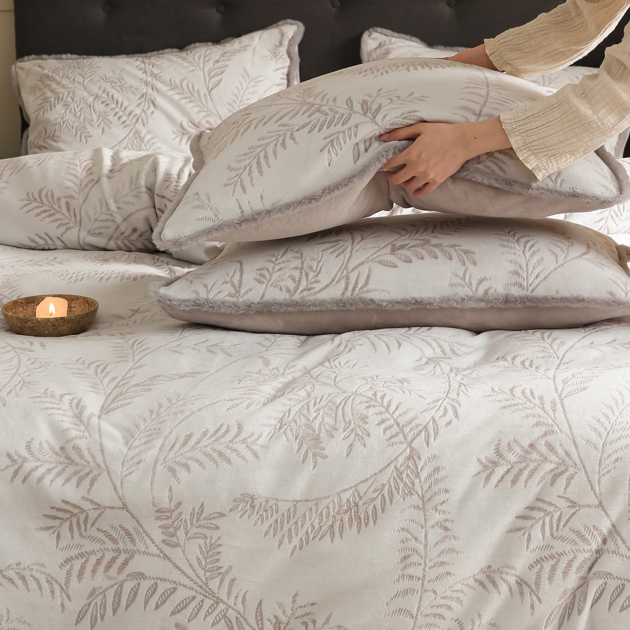 91家纺网 家纺一手货源 找家纺 玉宇阁家居 2025新款230g高克重牛奶绒立体提花雕花四件套-雪松之境（178/248/268/268/268/288（券后控价） 床笠款套件可定制（适用于 10-22cm 高床垫）） 雪松之境-可