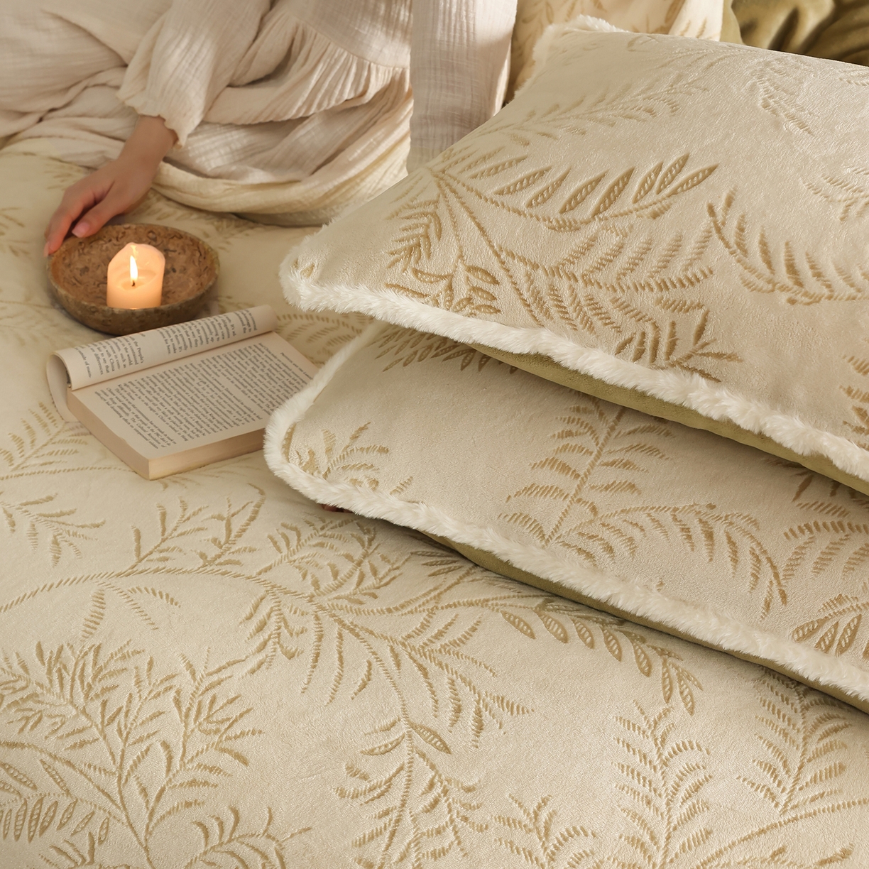 91家纺网 家纺一手货源 找家纺 玉宇阁家居 2025新款230g高克重牛奶绒立体提花雕花四件套-雪松之境（178/248/268/268/268/288（券后控价） 床笠款套件可定制（适用于 10-22cm 高床垫）） 雪松之境-松