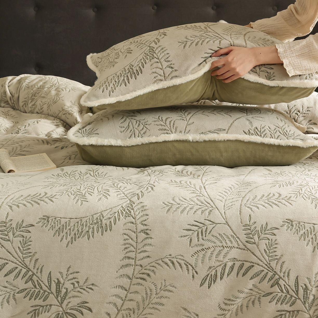 91家纺网 家纺一手货源 找家纺 玉宇阁家居 2025新款230g高克重牛奶绒立体提花雕花四件套-雪松之境（178/248/268/268/268/288（券后控价） 床笠款套件可定制（适用于 10-22cm 高床垫）） 雪松之境-雪