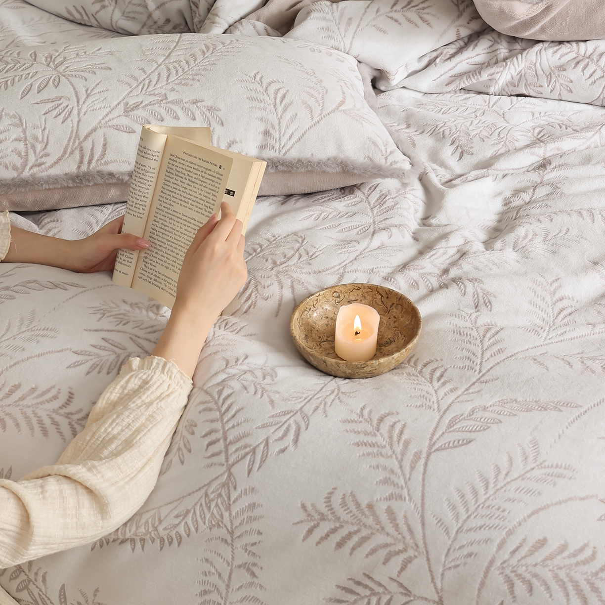 91家纺网 家纺一手货源 找家纺 玉宇阁家居 2025新款230g高克重牛奶绒立体提花雕花四件套-雪松之境（178/248/268/268/268/288（券后控价） 床笠款套件可定制（适用于 10-22cm 高床垫）） 雪松之境-可