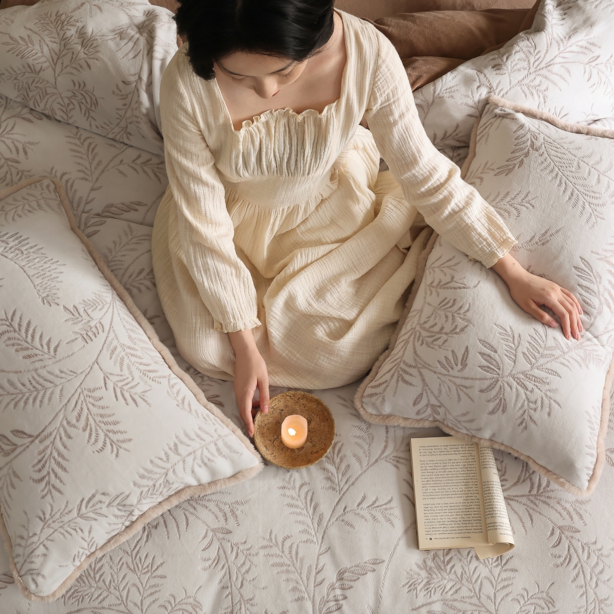 91家纺网 家纺一手货源 找家纺 玉宇阁家居 2025新款230g高克重牛奶绒立体提花雕花四件套-雪松之境（178/248/268/268/268/288（券后控价） 床笠款套件可定制（适用于 10-22cm 高床垫）） 雪松之境-美