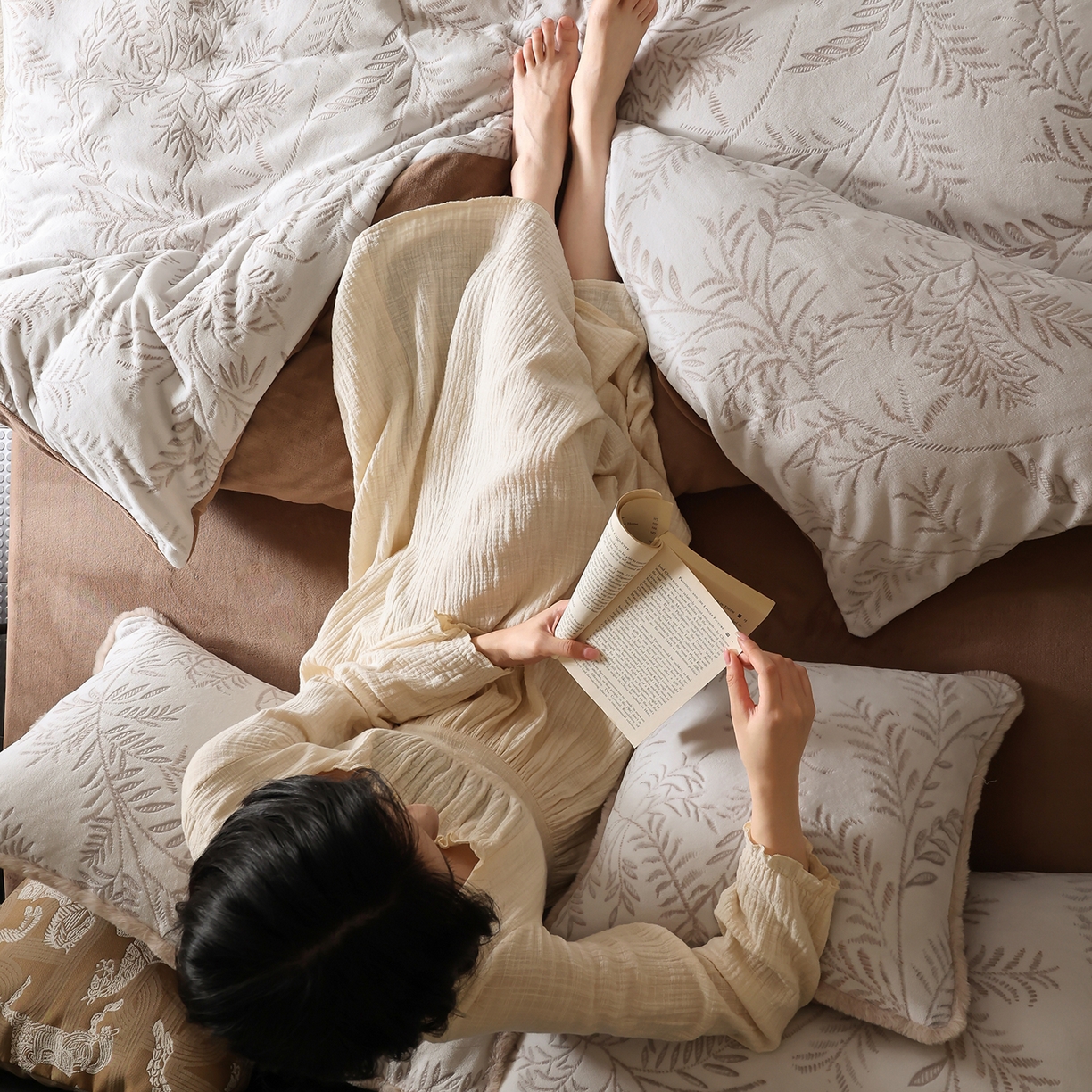 91家纺网 家纺一手货源 找家纺 玉宇阁家居 2025新款230g高克重牛奶绒立体提花雕花四件套-雪松之境（178/248/268/268/268/288（券后控价） 床笠款套件可定制（适用于 10-22cm 高床垫）） 雪松之境-美