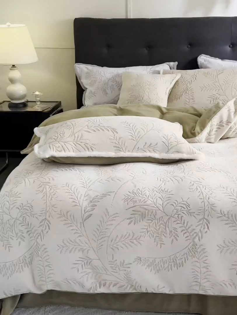 91家纺网 家纺一手货源 找家纺 玉宇阁家居 2025新款230g高克重牛奶绒立体提花雕花四件套-雪松之境（178/248/268/268/268/288（券后控价） 床笠款套件可定制（适用于 10-22cm 高床垫）） 雪松之境-松